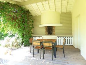 VILLA LES OLIVIERS, piscine chauffée XXL, jardin de 2500m2, ping pong, proche plage et lac