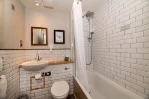 Family Room (2 Adults + 2 Children) room in The Greswolde Arms Hotel by Greene King Inns