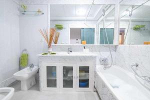 Preciado apartamento con vistas frontales al mar