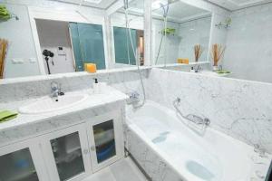 Preciado apartamento con vistas frontales al mar