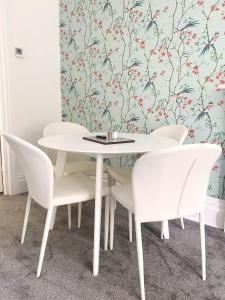 April Lodge The Chine- A Spacious Studio-Beach-Parking-Couples-Professionals-Long Stays