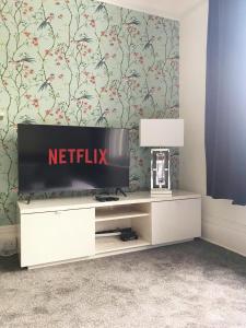 April Lodge The Chine- A Spacious Studio-Beach-Parking-Couples-Professionals-Long Stays