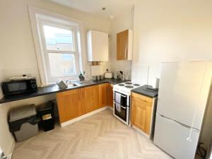 April Lodge The Chine- A Spacious Studio-Beach-Parking-Couples-Professionals-Long Stays