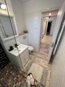 Roberts White Apartment