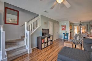 Charleston Townhome about 13 Mi to Sand and Surf!