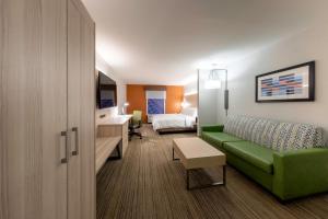 King Suite - Non-Smoking room in Holiday Inn Express Hotel & Suites Petersburg/Dinwiddie an IHG Hotel