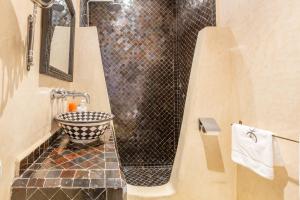 "LE 21", EXCLUSIVE LUXURY DUPLEX 400m FROM JEMAA EL FNA PLACE -HAMMAM-JACUZZI-KOUTOUBIA VIEW-ROOF TERRACE -SPEED WIFI