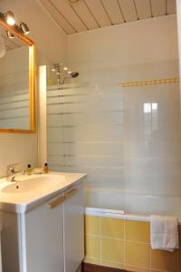 Hotels Hotel Aux Tamaris - Vue Mer : Chambre Lits Jumeaux Standard - Vue sur Ville