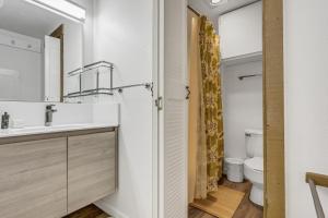 Modern & Sleek Condo - Creekside #110