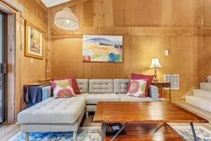 Modern & Sleek Condo - Creekside #110 - Tamarack