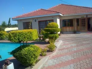 Comfort Palace Guesthouse - 弗朗西斯敦