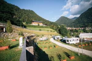 Leerer Stellplatz für ein Wohnmobil