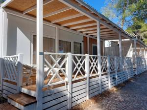 Luxury Two-Bedroom Mobile Home with Terrace and Sea View room in Belvedere Mobile Homes