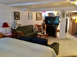 10th Avenue Guest House & Suites