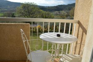 Hotels Hotel Le Colombier : Chambre Double Supérieure avec Balcon - Vue sur Vallée