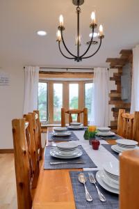 5 bd w Hottub - mins to Hunting Hiking & Fishing
