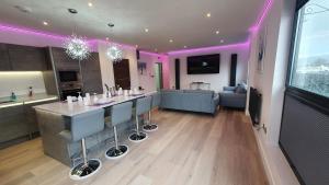 Central Penthouse with Hot Tub & Views 24 Cheltenham