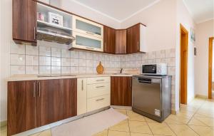 1 Bedroom Lovely Apartment In Razanac