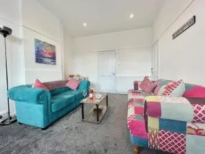 Bella House - 3 bed house in Glasgow - Hurlet