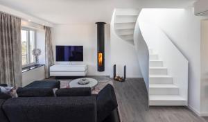 Penthouse mit Dachterrasse, Meerblick, Klimaanlage, Gasgrill, Kamin, Luxus-Design-Apartment, 2 Minuten zum Strand
