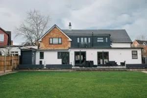 The White House - Grand & Spectacular 5-bed, sleeps 14- Central Solihull, NEC, JLR, HS2, Resorts World, Airport - Knowle