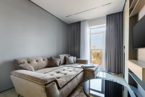 Luxury Waterfront 3-bedrooms Apartment