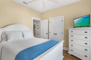 Beach Bungalow, 3 Min Walk to Beach, Golf Cart, 4 bikes, Wagon