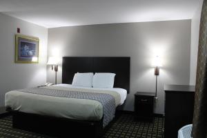 King Suite room in Savannah Inn - Savannah I-95 North