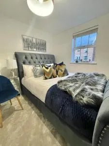 The Chateaux Luxury 2 Bedroom Serviced Apartment - Swanscombe