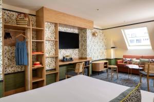 Junior King Suite with Sofa Bed room in Best Western Le Jardin de Cluny