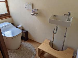 草地家 猫と図書館のある宿