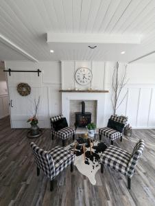 Autumn Lane B&B, Farmhouse Elegance & Stunning Lakeviews