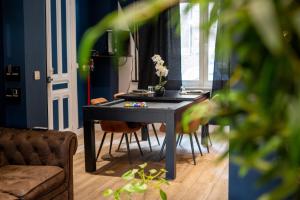 Appartements Capsule le temps suspendu balneo & home cinema & billard : photos des chambres