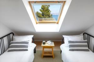 APARTMENT LURI - three-room penthouse apartment - wonderful view of the sea - 100 metres from the beach - 10 minutes from Supetar ferry port - free secured parking - facilities nearby