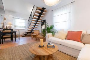 APARTMENT LURI - three-room penthouse apartment - wonderful view of the sea - 100 metres from the beach - 10 minutes from Supetar ferry port - free secured parking - facilities nearby