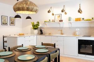 APARTMENT LURI - three-room penthouse apartment - wonderful view of the sea - 100 metres from the beach - 10 minutes from Supetar ferry port - free secured parking - facilities nearby