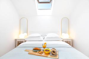 APARTMENT LURI - three-room penthouse apartment - wonderful view of the sea - 100 metres from the beach - 10 minutes from Supetar ferry port - free secured parking - facilities nearby