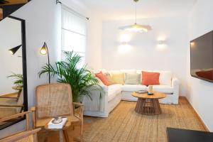 APARTMENT LURI - three-room penthouse apartment - wonderful view of the sea - 100 metres from the beach - 10 minutes from Supetar ferry port - free secured parking - facilities nearby