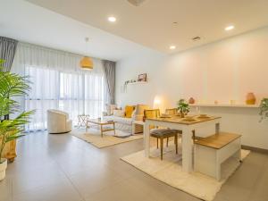 Charming Tropical Apartment Minutes To Dubai Mall