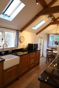 Thatched Cottage, beautiful village near the sea