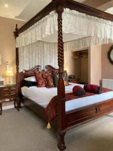 Deluxe Room with Four-Poster Bed room in The Quies