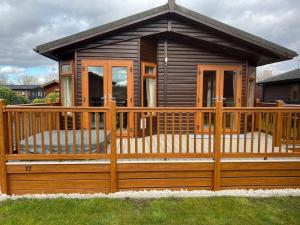 Mandarin Lodge with Hot Tub