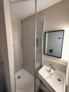 Hotels B&B HOTEL La Rochelle Centre Les Minimes : photos des chambres