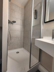 Hotels B&B HOTEL La Rochelle Centre Les Minimes : photos des chambres