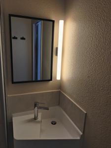 Hotels B&B HOTEL La Rochelle Centre Les Minimes : photos des chambres