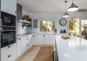 3 Bed Villa - Sleeps 6 - Pool - Garden - Parking