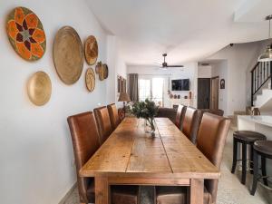 3 Bed Villa - Sleeps 6 - Pool - Garden - Parking