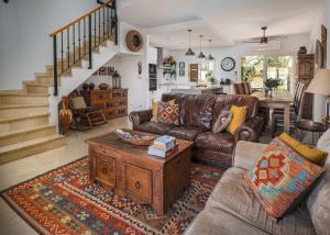 3 Bed Villa - Sleeps 6 - Pool - Garden - Parking