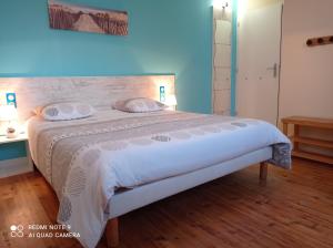 Hotels Hotel Le Poulmic : Chambre Lit Queen-Size 