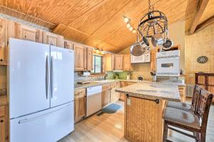 Best Location - Maggie Valley Cabin with Hot Tub!